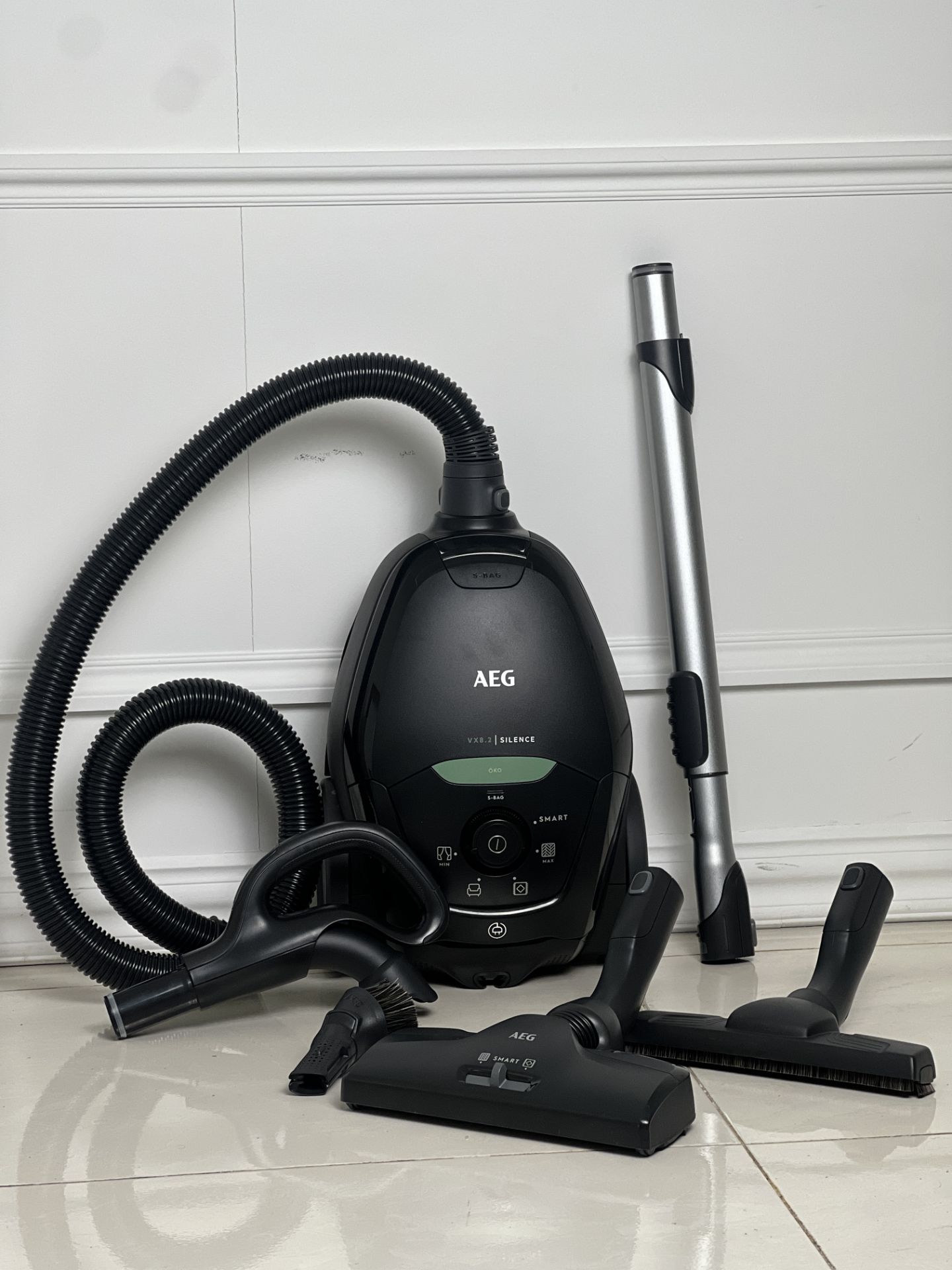 جاروبرقی AEG- مدل VX82-1-OKO