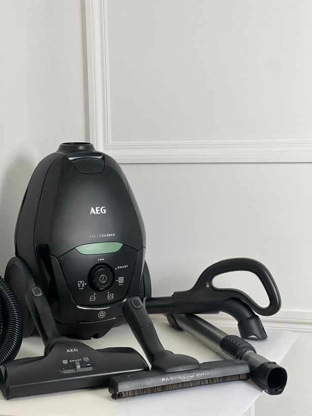 جاروبرقی AEG- مدل VX82-1-OKO