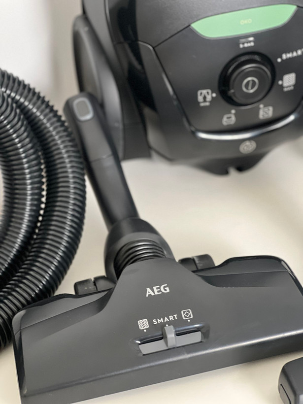 جاروبرقی AEG- مدل VX82-1-OKO