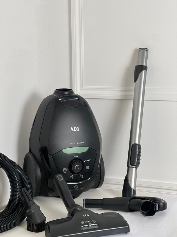 جاروبرقی AEG- مدل VX82-1-OKO
